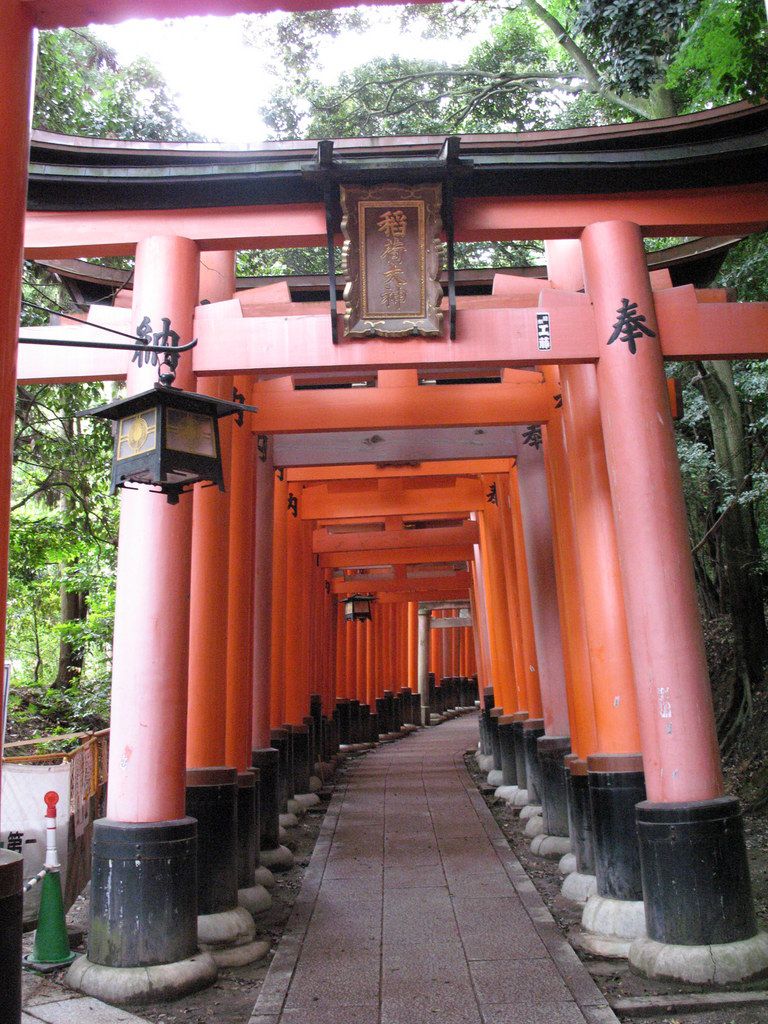 Фушими Инари-тайша: Храм тысячи ворот. Тории (ритуальные врата)