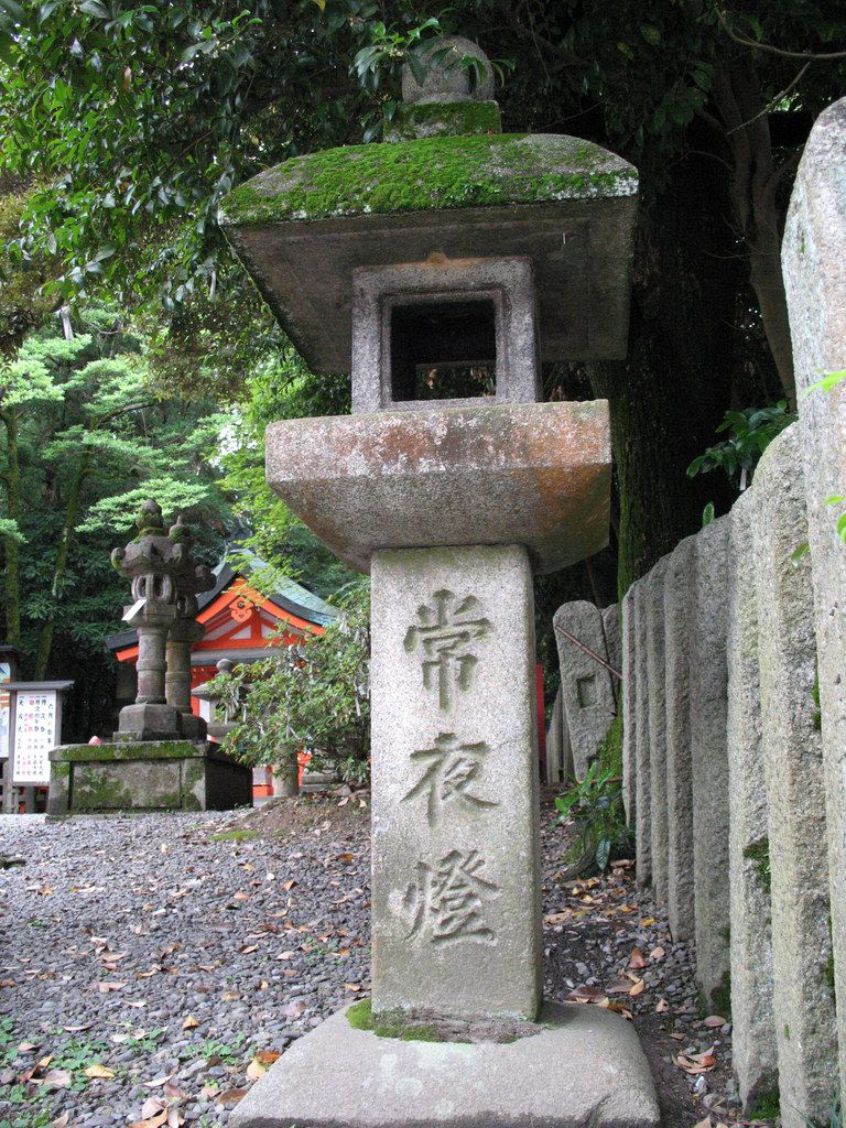 Фушими Инари-тайша: Храм тысячи ворот. Фонарь и мох