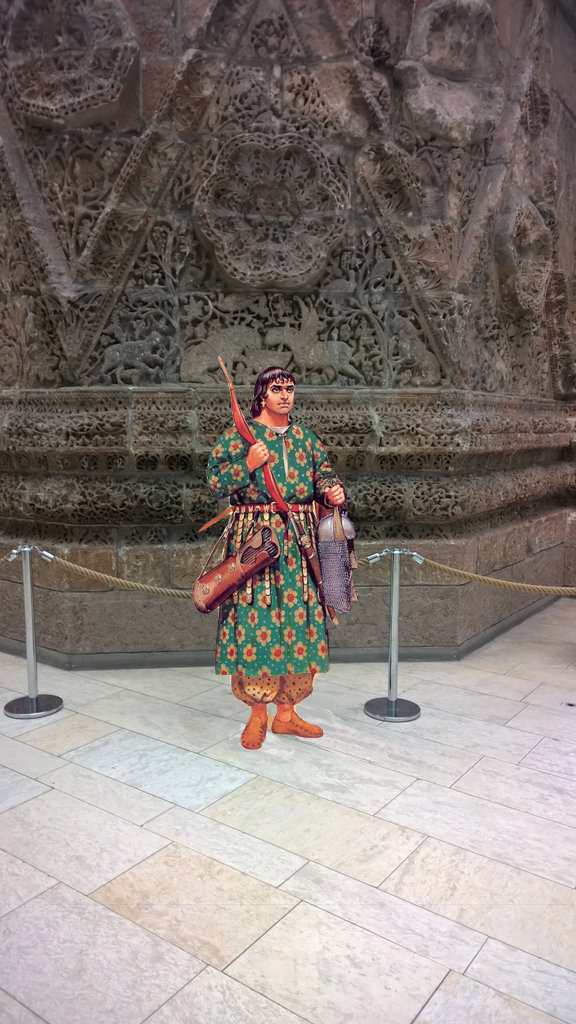 Фриз из Мшатты и фигура аббасидского воина в одежде 10 века - для пропорции