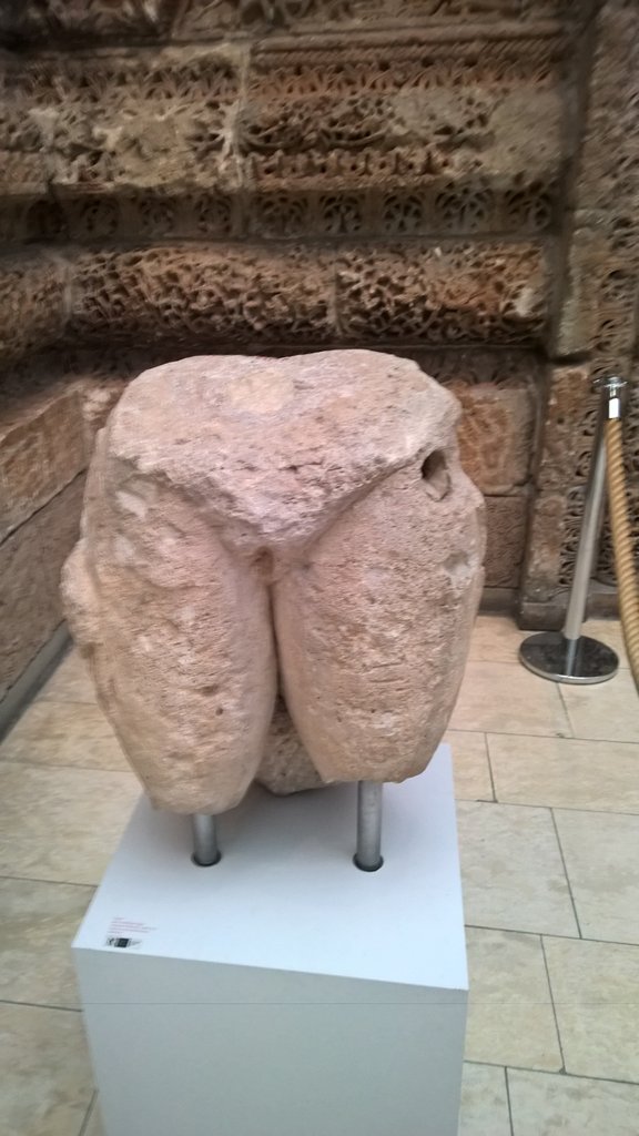Часть женской статуи, из раскопок в Мшатте