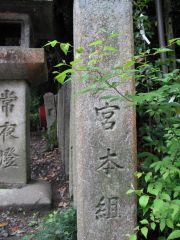 Фушими Инари-тайша: Храм тысячи ворот. Каменные фонари