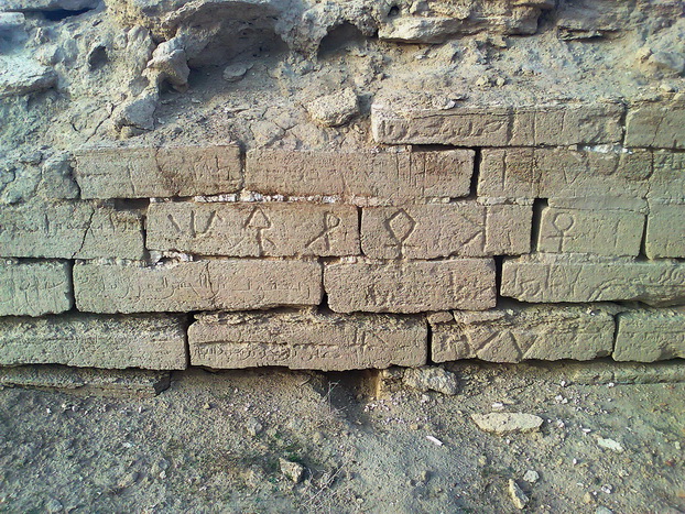 Надписи на стене при входе в караван-сарай