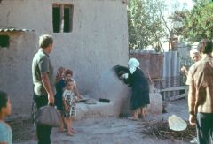 Жилой дом в Хиве. Выпечка лепёшек. 1973 г